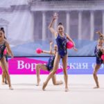Гимнастки Воронежской области выполняют групповое упражнение с розовыми мячами на отборе к Спартакиаде учащихся 2026.