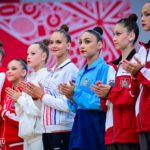 Участницы Спартакиады народов России 2026 в спортивной форме аплодируют во время мероприятия.