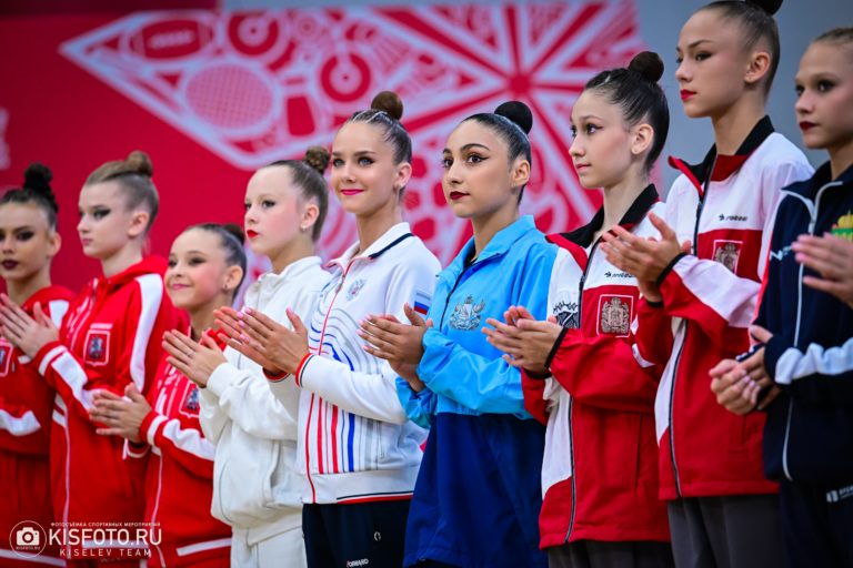Участницы Спартакиады народов России 2026 в спортивной форме аплодируют во время мероприятия.