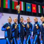Юниорская сборная России с золотыми медалями и кубком после победы на III этапе Кубка сильнейших 2026.